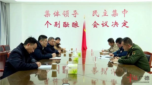 周其红看望慰问市人武部官兵