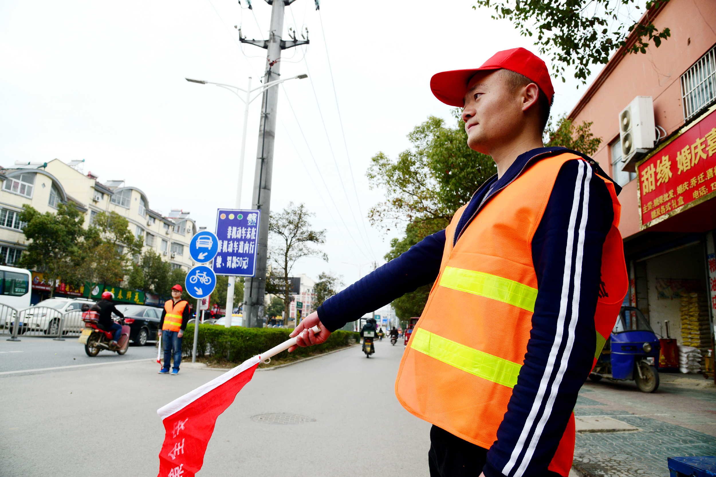 供电公司首批文明交通劝导员上岗