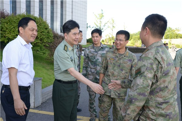 在宣城市国防动员训练基地,楼灿礼预祝参训官兵圆满完成