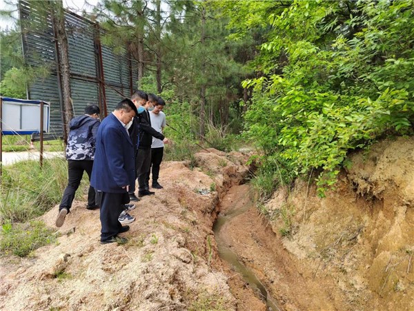 部分生產廢水經村道旁溝渠排至下游郎溪縣姚村鎮姚村社區陳梅村並最終