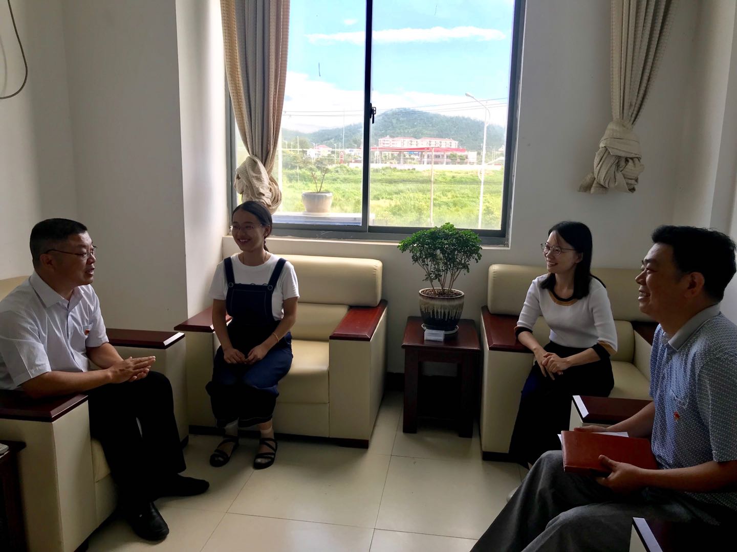 何峻看望来我区实践的清华大学博士研究生