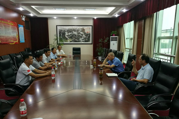 水阳镇召开新退职村党组织书记座谈会