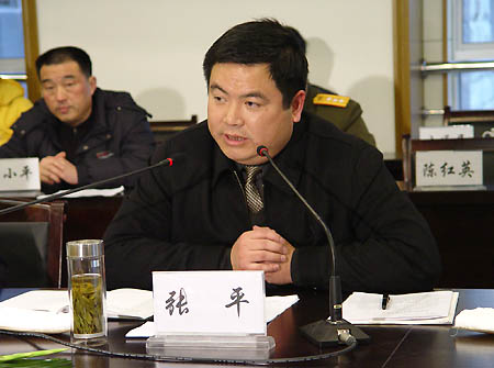 县长张平汇报了泾县经济社会发展情况.