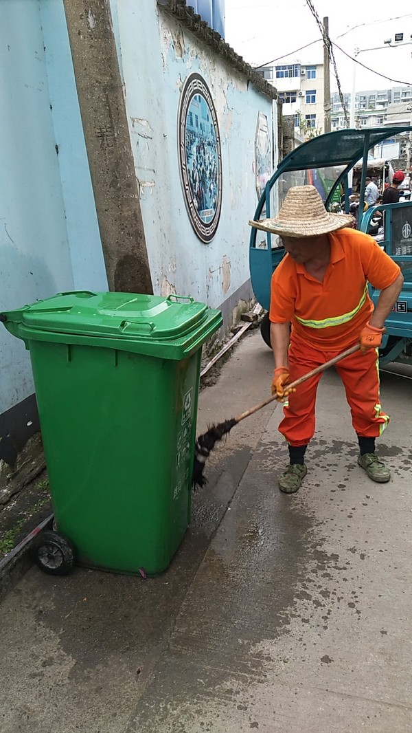 清洗垃圾桶.jpg
