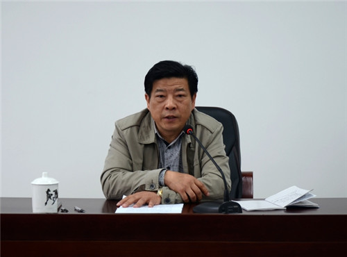 县教体局党委书记杨明智上专题教育党课