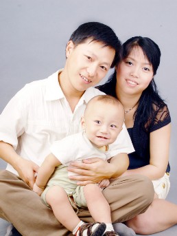 我和妻子还有刚满周的儿子合影.jpg